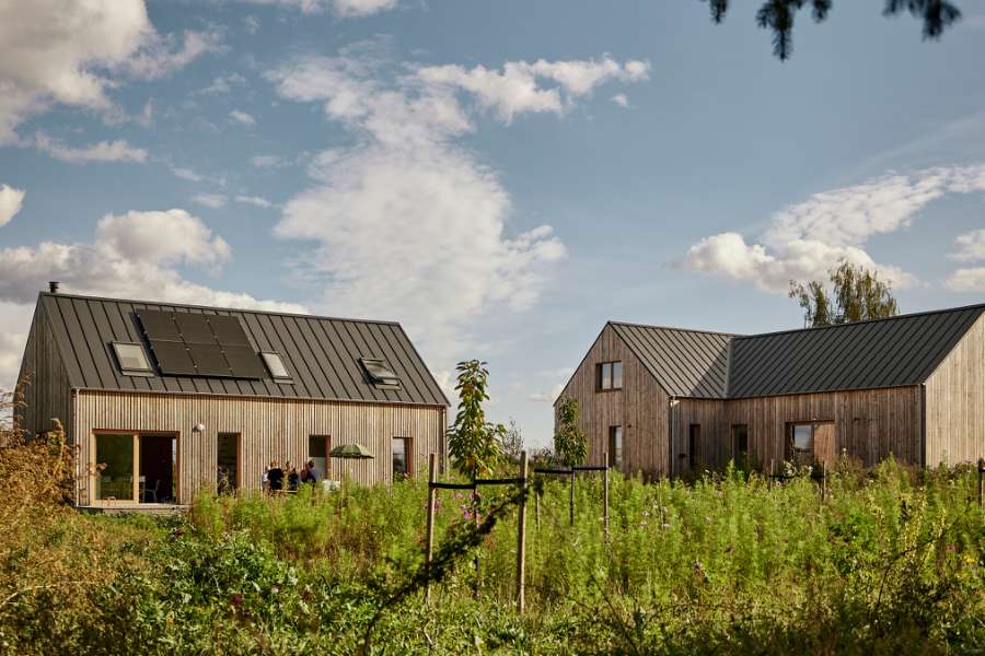 Roen sænker sig under ståltag på idyllisk naturgrund, Fischerstraße 11d, 14778 Päwesin, Tyskland